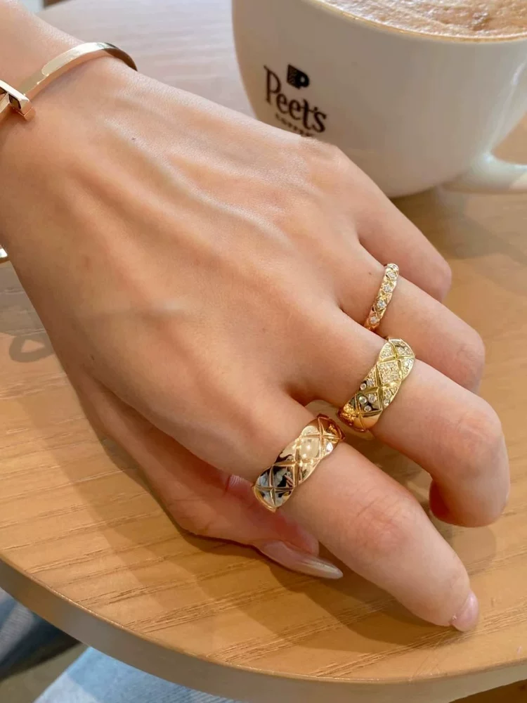 Correct version of the Cococruch diamond pattern ring for women in small size. Made of 18K rose gold. Classic wide ring. Jennie's matching style.